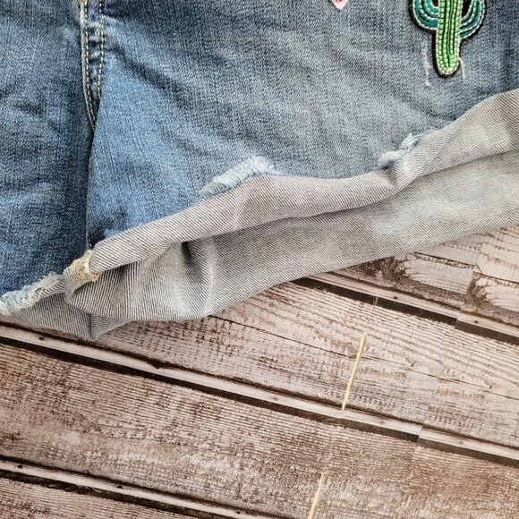 Sneak peek size 27 High Rise medium wash distressed Patch embroidered shorts - Picture 8 of 9